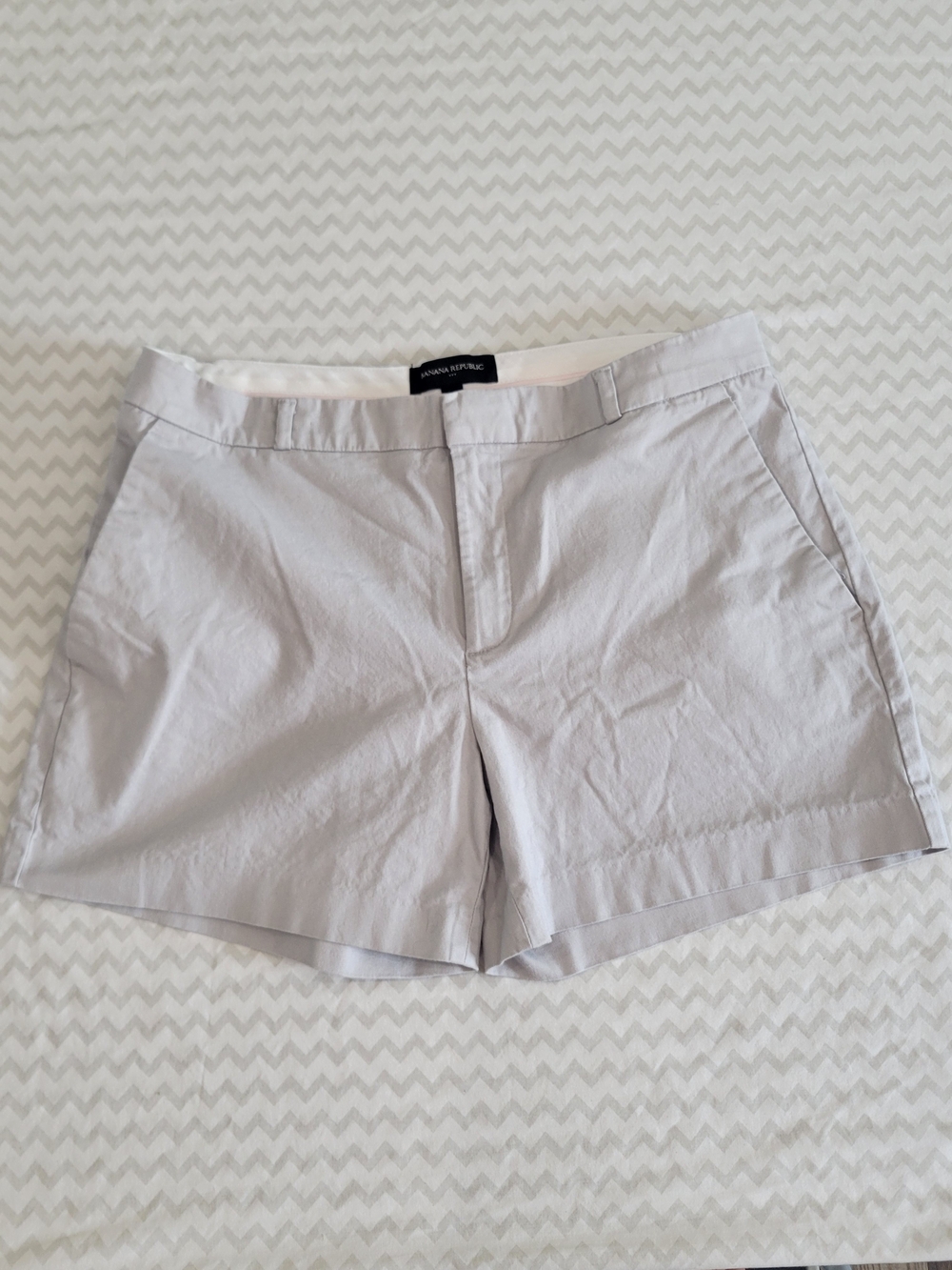 Banana Republic Women’s Light Gray Chino Shorts Size 8